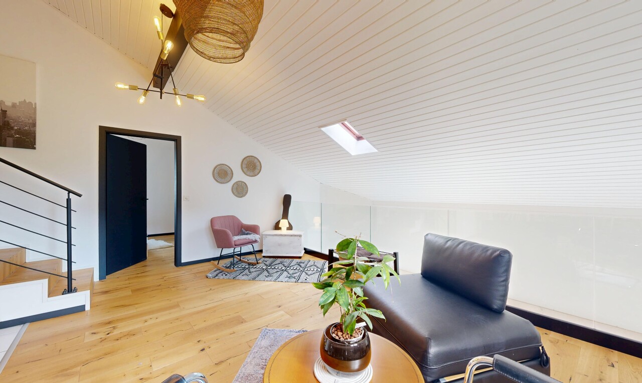 wohnzimmer mit dachschräge, vaulted ceiling, dachfenster, holzfußboden, und wood finish floor