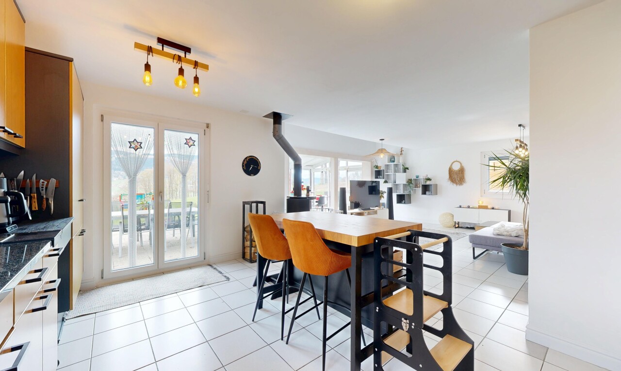 esszimmer mit inside property, gipskartonwand, drywall, natürliches licht, und natural light