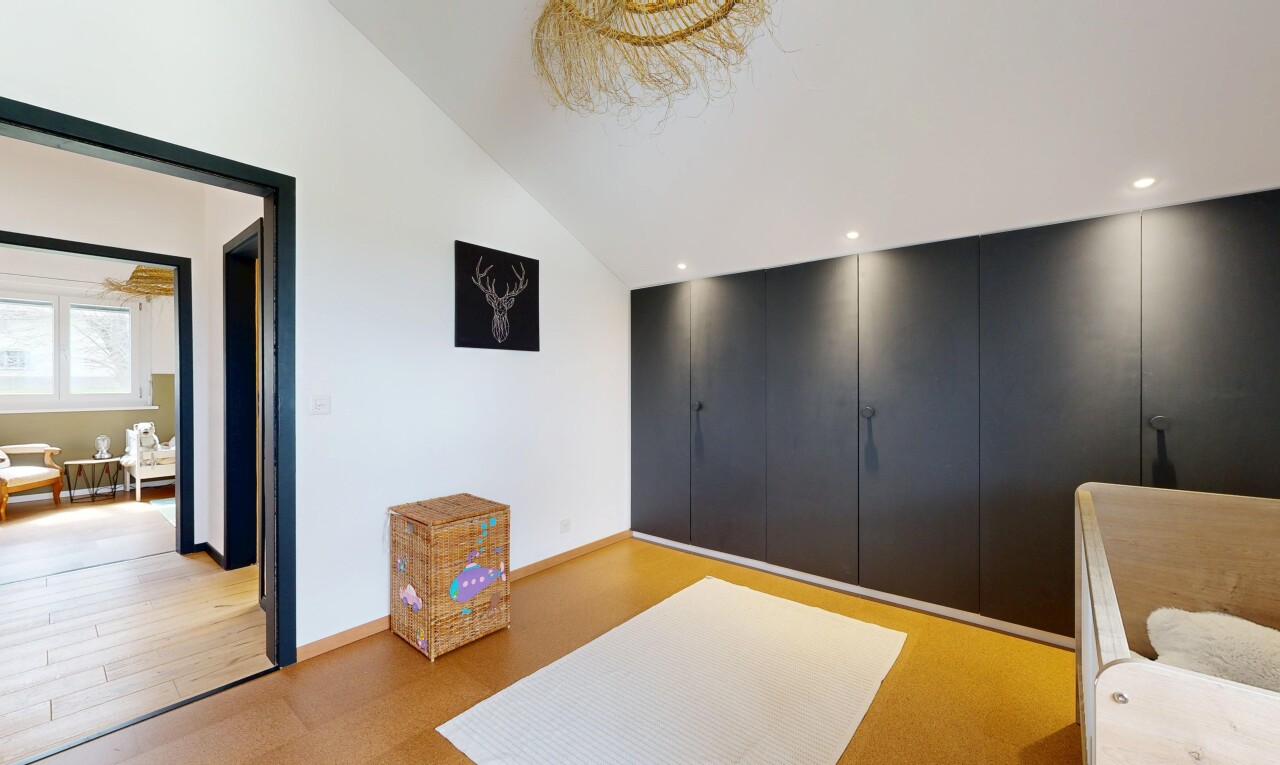 zimmer / schlafzimmer mit inside property, dachschräge, vaulted ceiling, light floor, und gipskartonwand