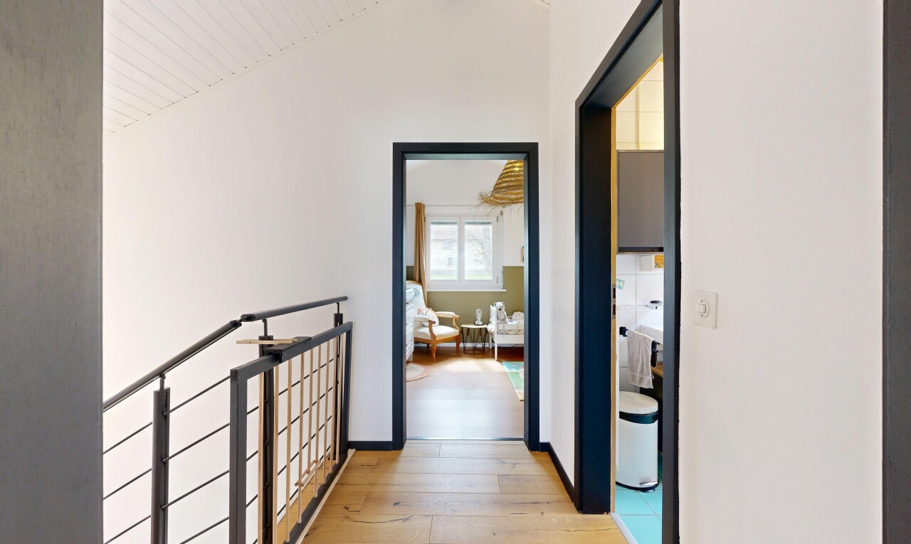 halle / korridor mit holzfußboden, wood finish floor, gipskartonwand, drywall, und inside property