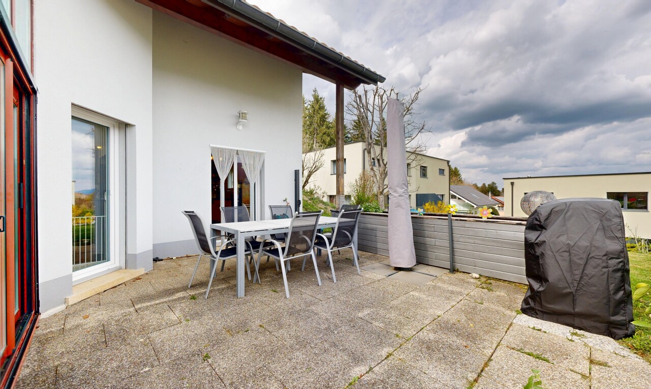 terrasse mit from property, essbereich im freien, grill, zaun, und overcast