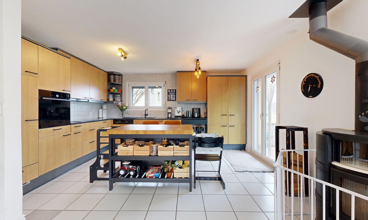 küche mit küchenrückwand beim herd, küchenrückwand beim Herd, light brown cabinets, hellbraune schränke, und natürliches licht
