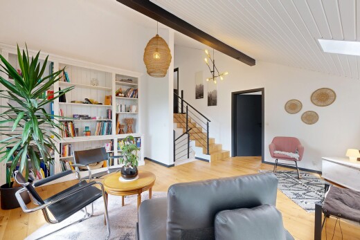 wohnzimmer mit treppen, holzfußboden, wood finish floor, inside property, und gipskartonwand