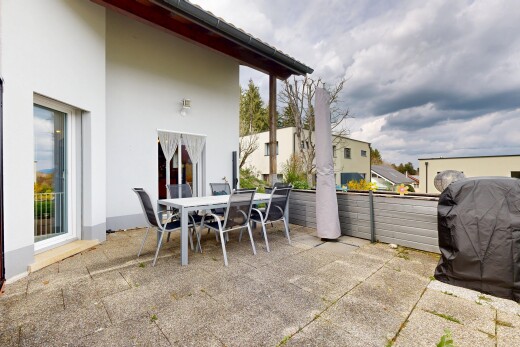 terrasse mit from property, essbereich im freien, grill, zaun, und overcast