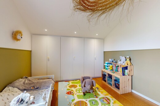 zimmer / schlafzimmer mit gipskartonwand, drywall, inside property, einbauleuchten, und recessed lighting