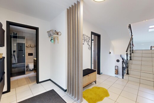 couloir avec light floor, cloison sèche, drywall, escaliers, et sol en carrelage