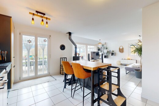 salle à manger avec inside property, cloison sèche, drywall, lumière naturelle, et natural light