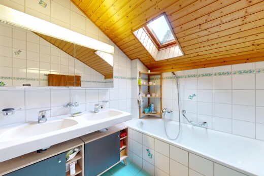 bad mit fliesenwand, tile wall, komplettes badezimmer, dachfenster, und inside property