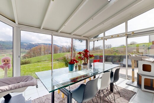 salle à manger avec lumière naturelle, natural light, fenêtres du sol au plafond, floor ceiling windows, et overcast