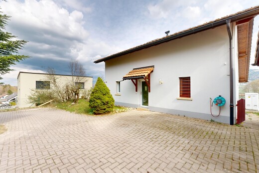 façade avec auvent, bardage en stuc, property visible, day time, et aire de stationnement