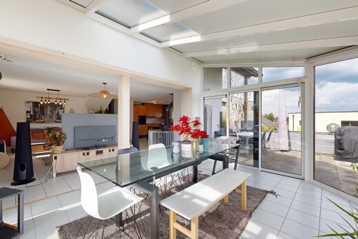 esszimmer mit inside property, fliesenboden, tile floor, natürliches licht, und natural light