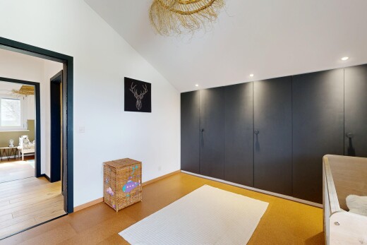 chambre avec inside property, plafond voûté, vaulted ceiling, light floor, et cloison sèche