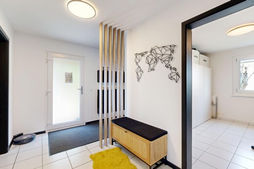 halle / korridor mit gipskartonwand, drywall, light floor, natürliches licht, und natural light