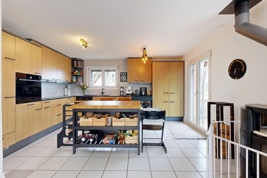 küche mit küchenrückwand beim herd, küchenrückwand beim Herd, light brown cabinets, hellbraune schränke, und natürliches licht