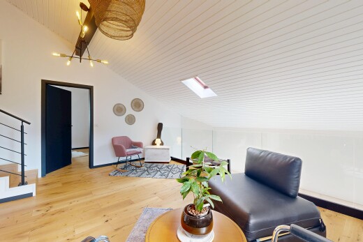wohnzimmer mit dachschräge, vaulted ceiling, dachfenster, holzfußboden, und wood finish floor