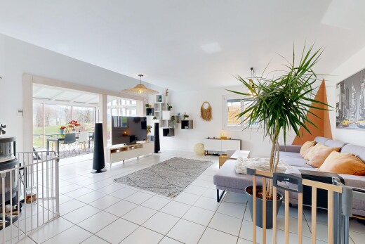 wohnzimmer mit inside property, gipskartonwand, drywall, fernseher, und natürliches licht