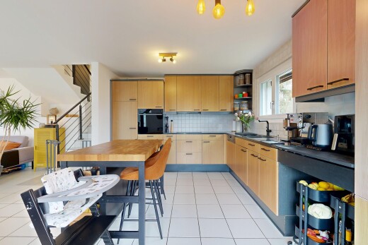 cuisine avec dark countertops, plans de travail, light floor, dosseret, et backsplash