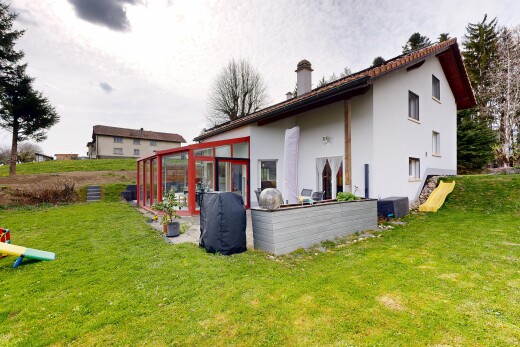 façade avec véranda, property visible, bardage en stuc, pelouse, et cheminée