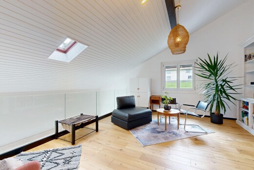 wohnzimmer mit dachschräge, vaulted ceiling, holzfußboden, wood finish floor, und inside property