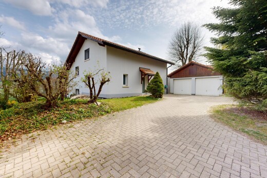 außenansicht mit außenansicht, property visible, freistehende garage, stuckverkleidung, und day time