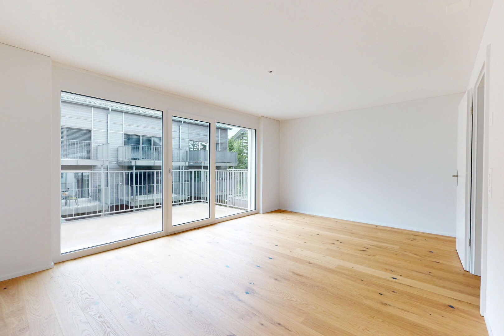 leerer raum mit gipskartonwand, drywall, holzfußboden, wood finish floor, und natürliches licht