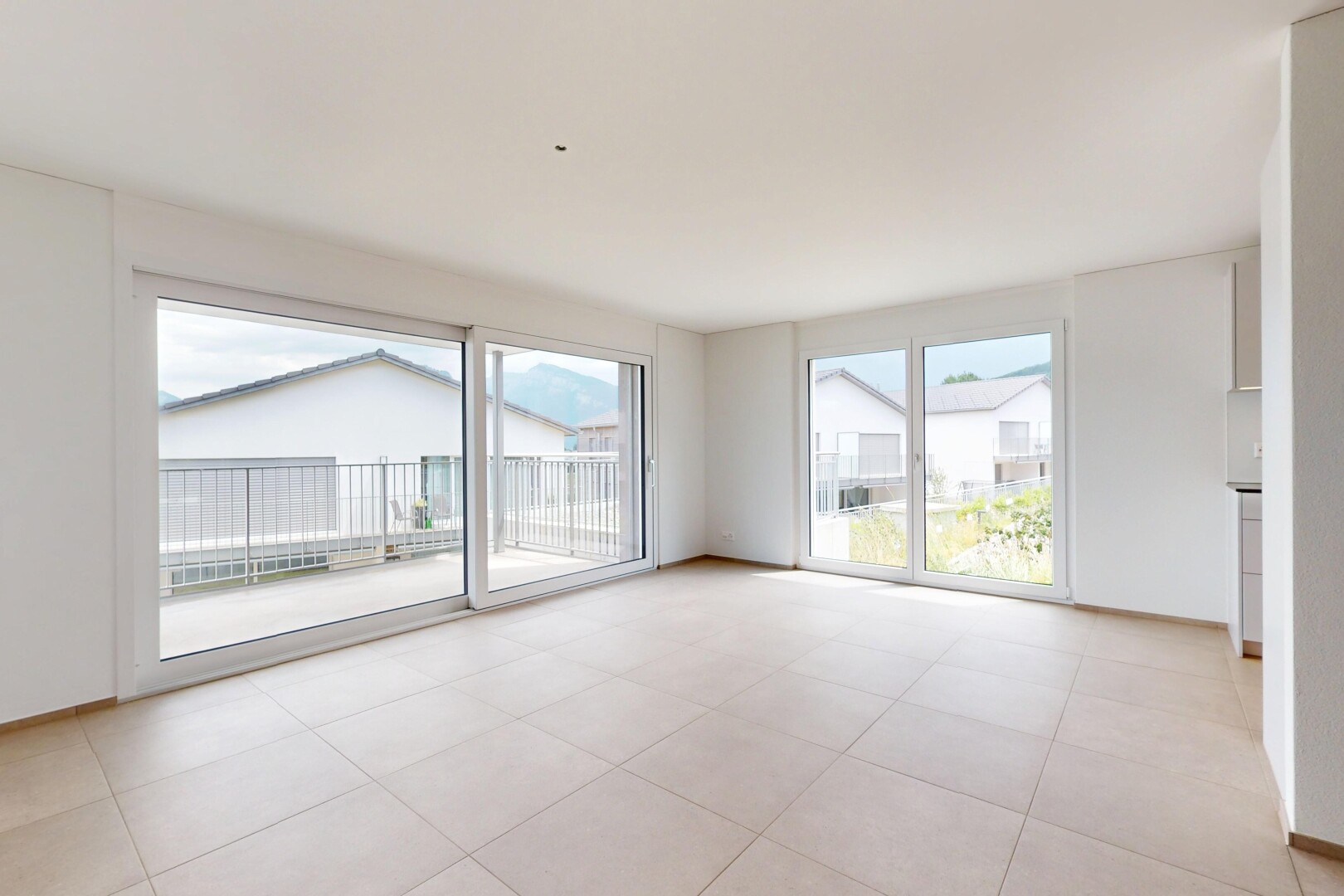 leerer raum mit gipskartonwand, drywall, natürliches licht, natural light, und inside property