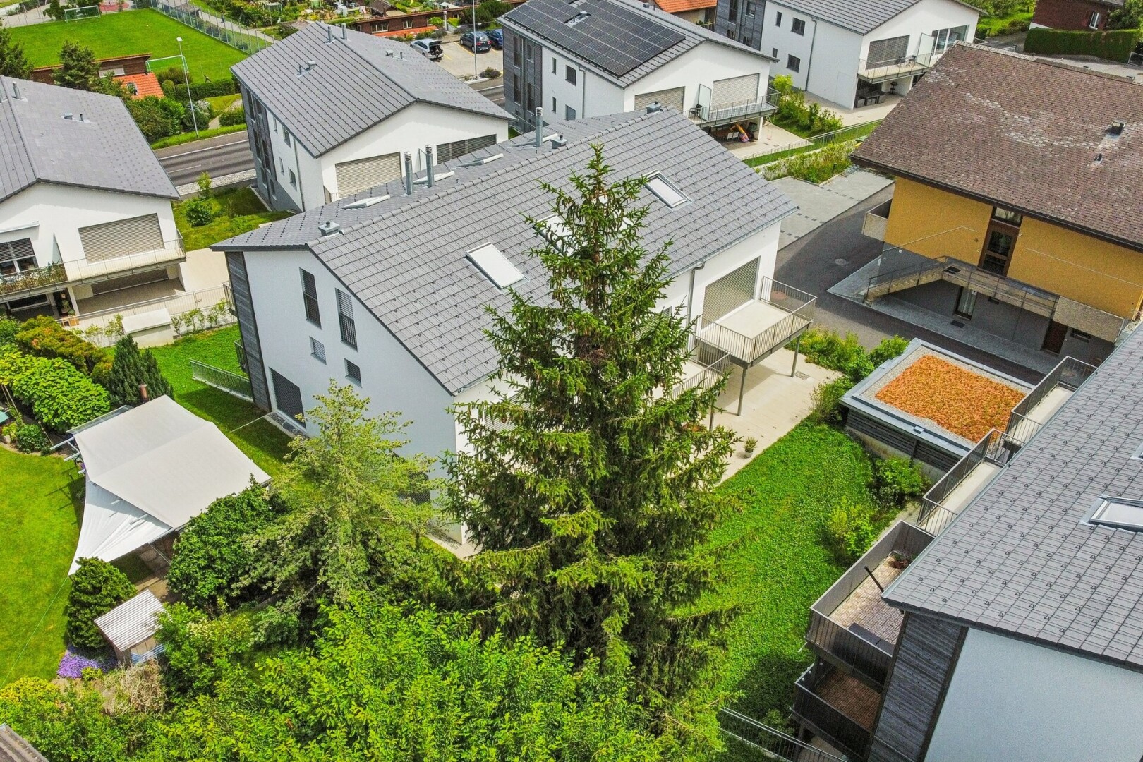 außenansicht mit terrasse, wohngebietblick, residential view, und drone view