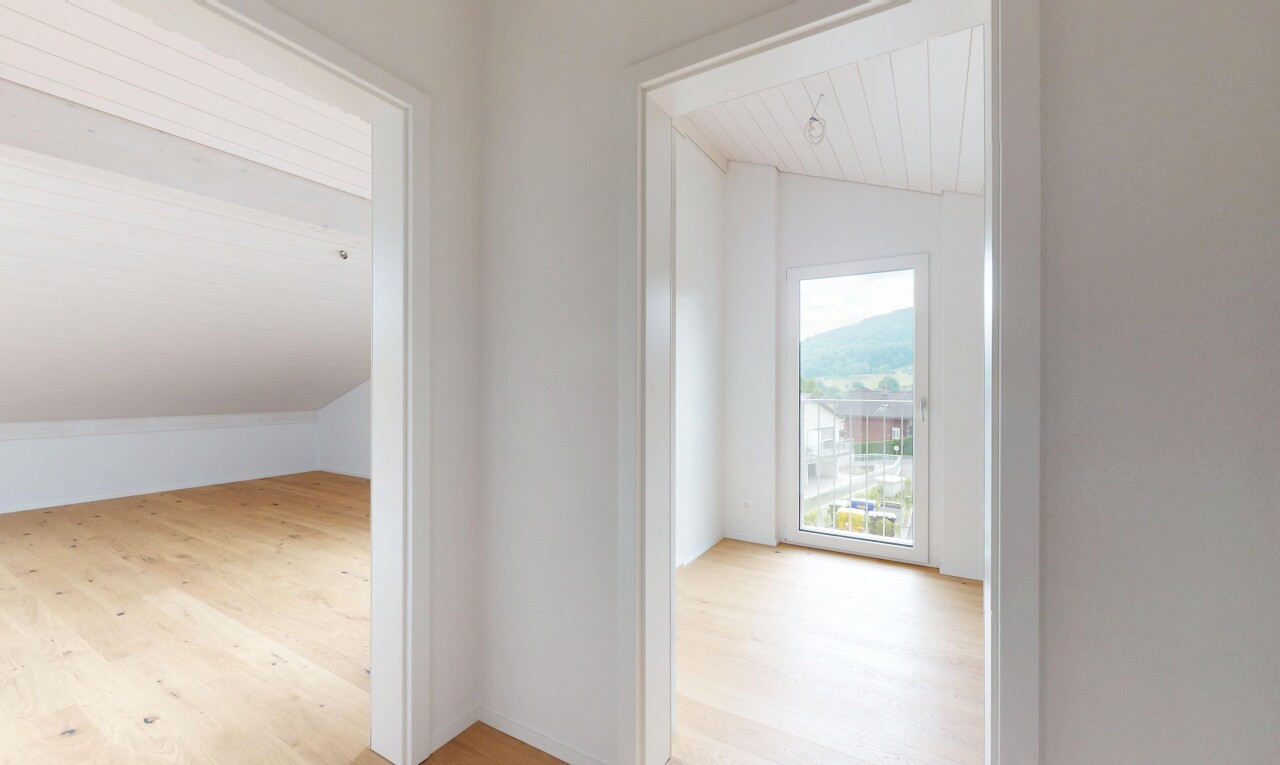 leerer raum mit holzfußboden, wood finish floor, natürliches licht, natural light, und gipskartonwand