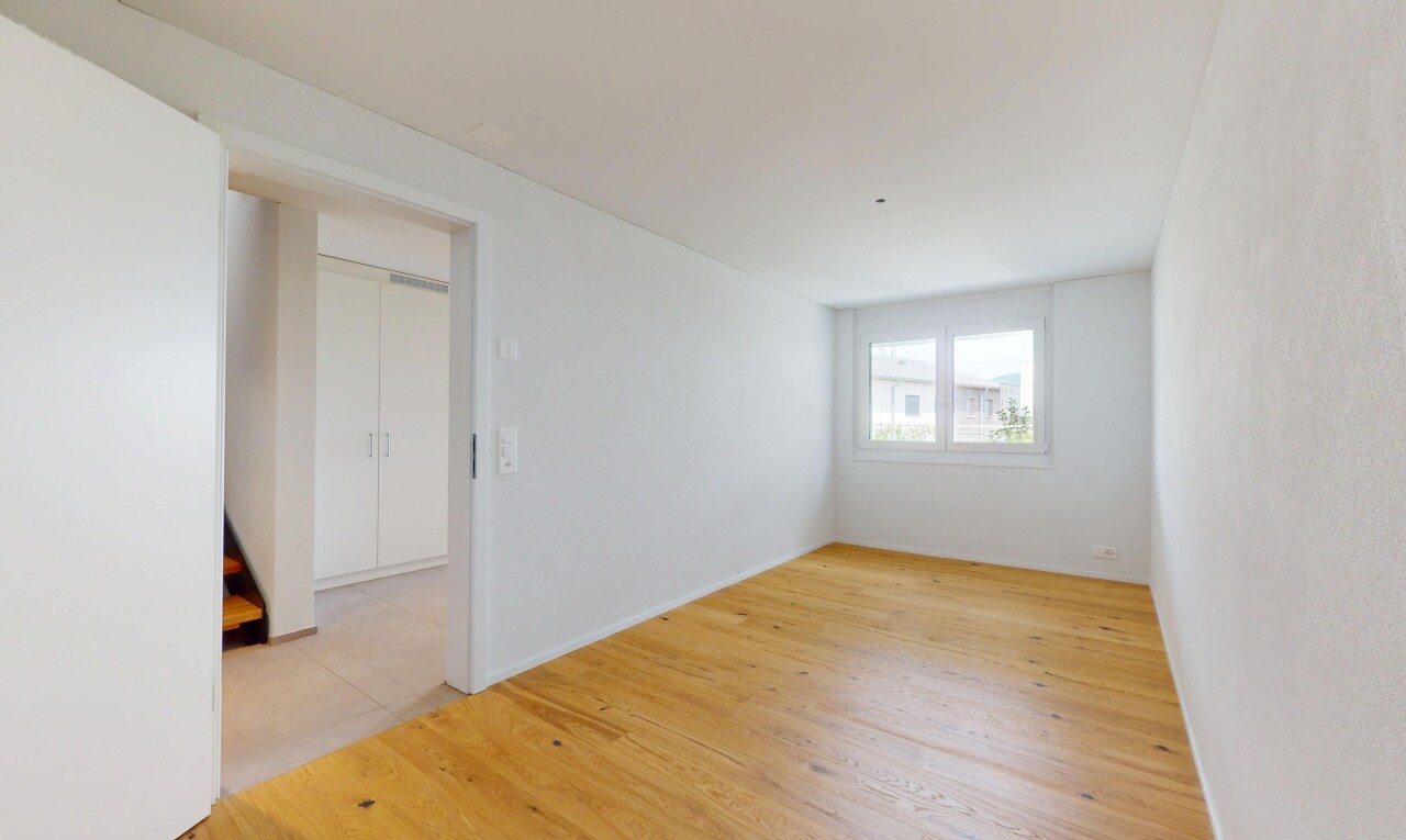 leerer raum mit holzfußboden, wood finish floor, natürliches licht, natural light, und inside property