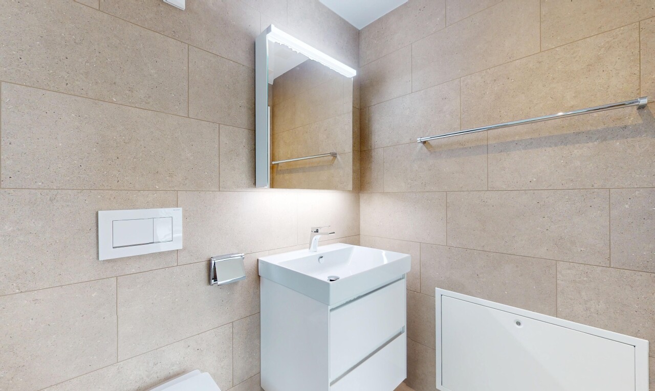 bad mit schminktisch, inside property, spiegel, fliesenwand, und tile wall