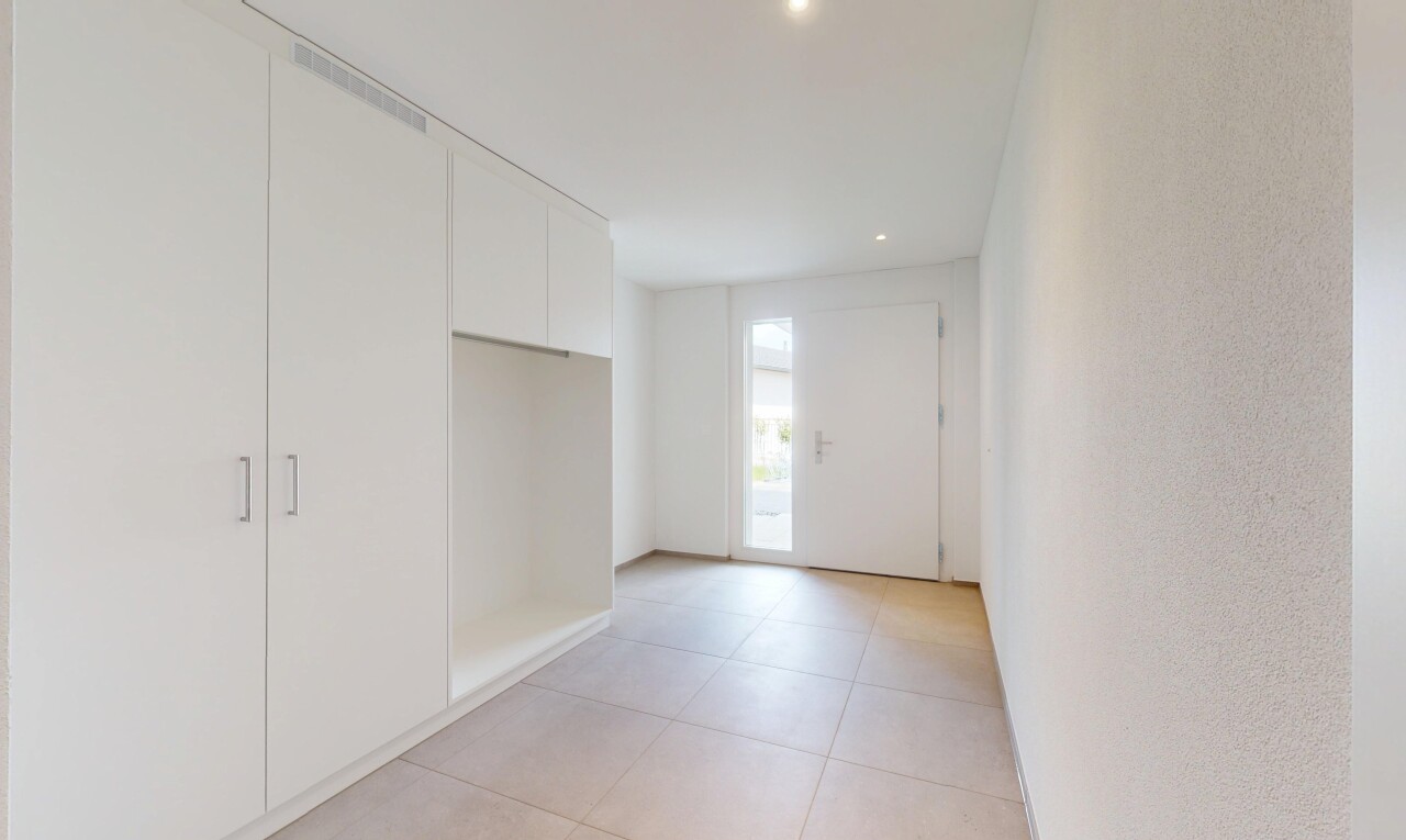 leerer raum mit natürliches licht, natural light, inside property, fliesenboden, und tile floor