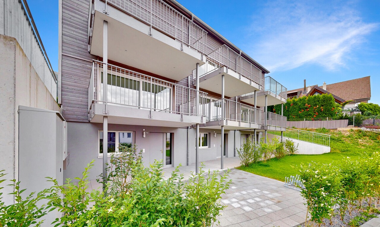 außenansicht mit terrasse, balkon, rasen, from community, und day time