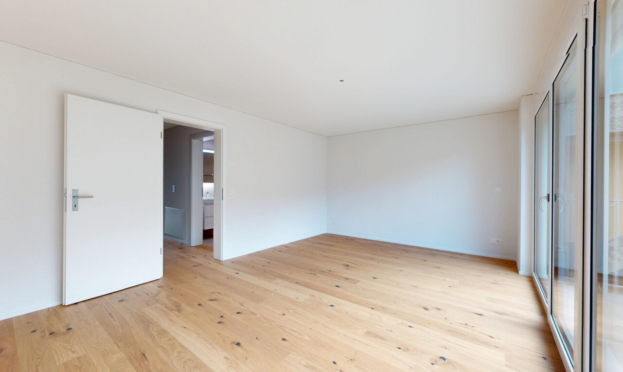 leerer raum mit holzfußboden, wood finish floor, gipskartonwand, drywall, und inside property