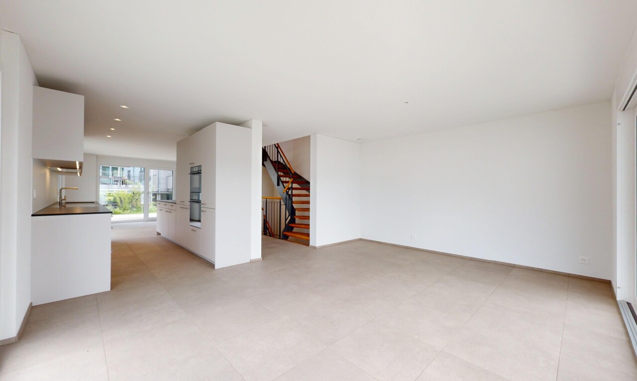 küche mit weiße schränke, natürliches licht, natural light, gipskartonwand, und drywall