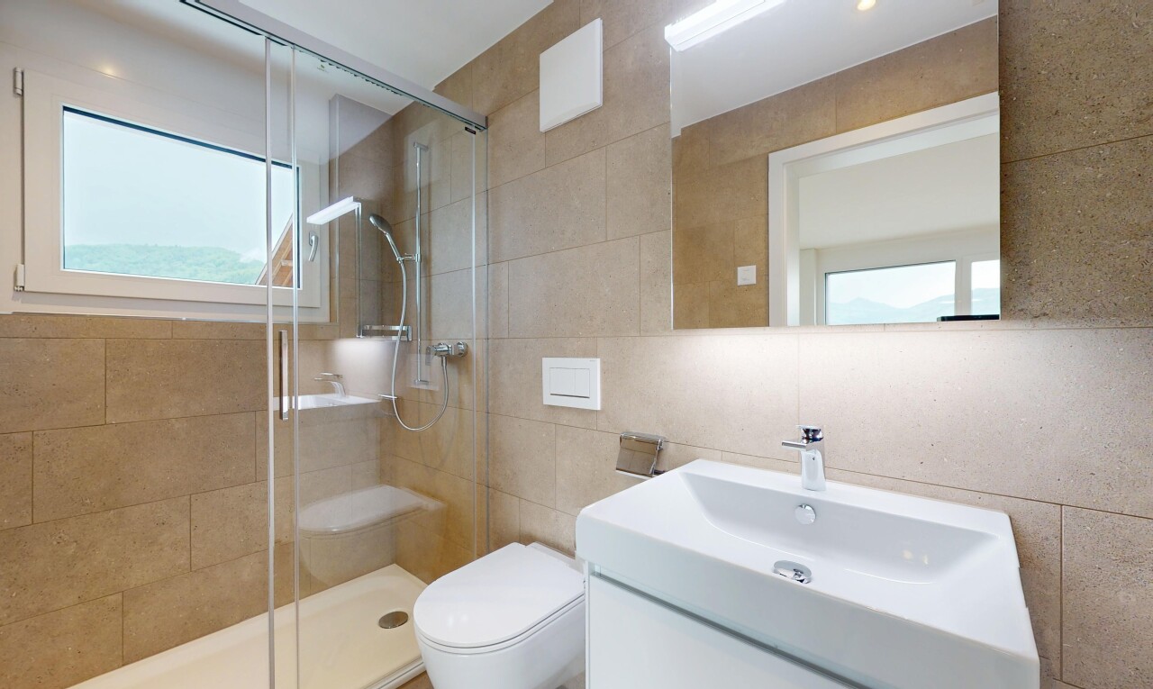 bad mit schminktisch, komplettes badezimmer, spiegel, natürliches licht, und natural light