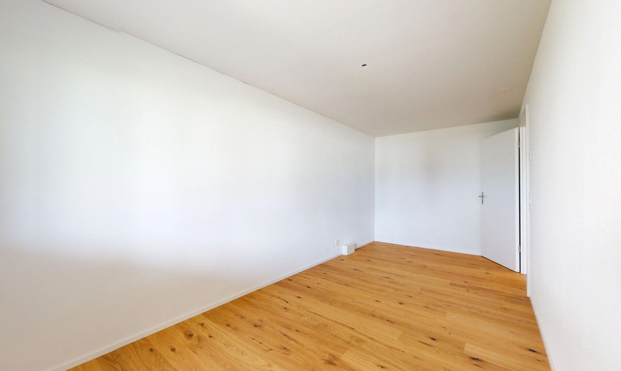 leerer raum mit gipskartonwand, drywall, holzfußboden, wood finish floor, und inside property