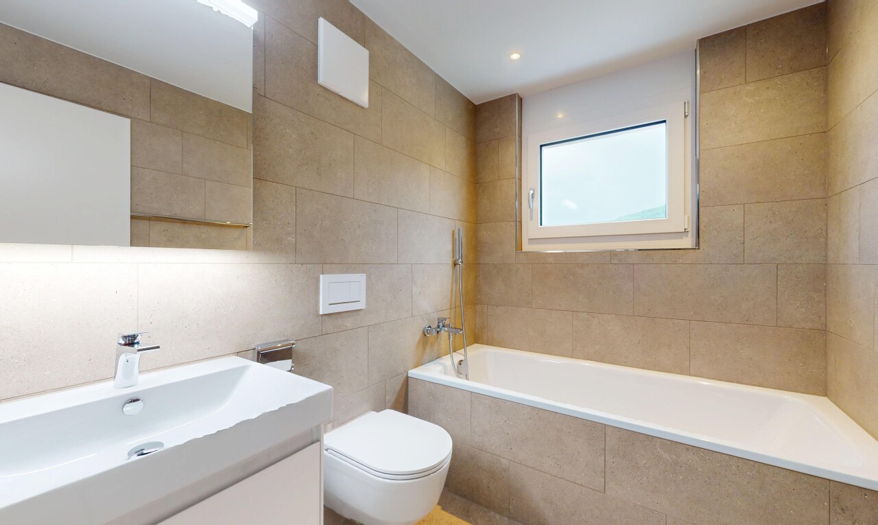 bad mit komplettes badezimmer, natürliches licht, natural light, schminktisch, und spiegel
