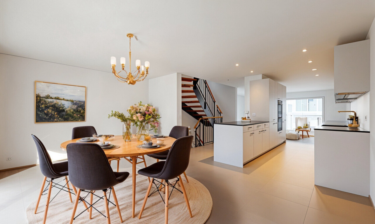 esszimmer mit treppen, gipskartonwand, drywall, inside property, und natürliches licht