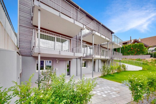 außenansicht mit terrasse, balkon, rasen, from community, und day time