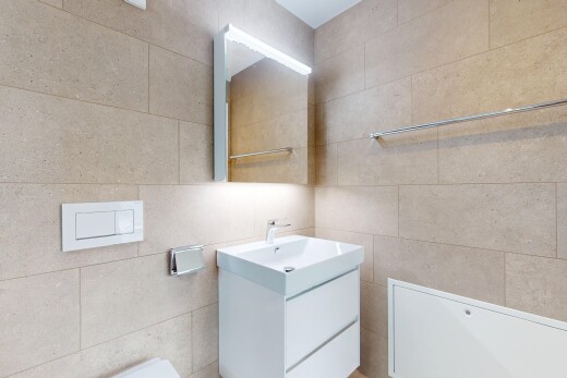 bad mit schminktisch, inside property, spiegel, fliesenwand, und tile wall