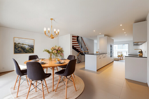 esszimmer mit treppen, gipskartonwand, drywall, inside property, und natürliches licht