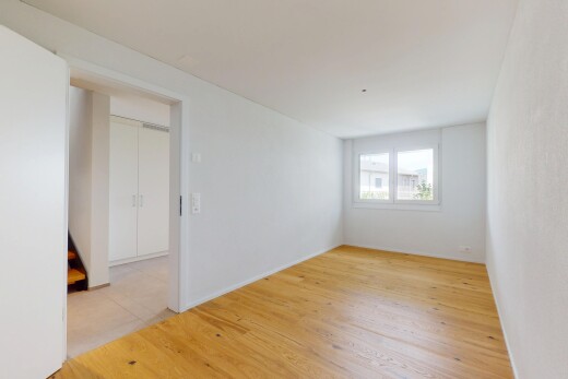 leerer raum mit holzfußboden, wood finish floor, natürliches licht, natural light, und inside property