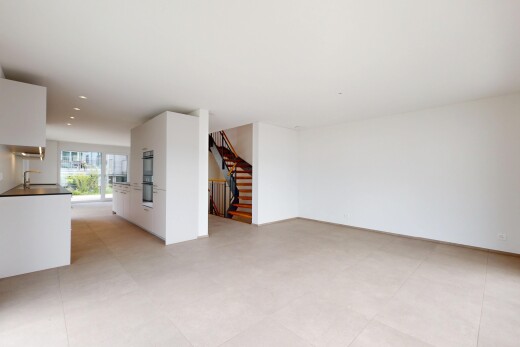 küche mit weiße schränke, natürliches licht, natural light, gipskartonwand, und drywall