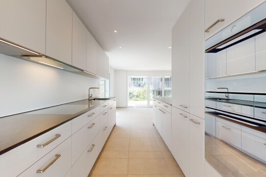 küche mit ofen, inside property, weiße schränke, natürliches licht, und natural light