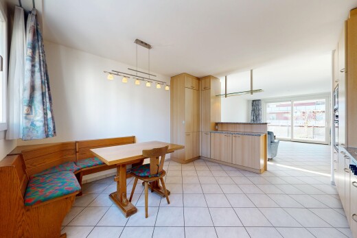 salle à manger avec coin petit-déjeuner, natural light, lumière naturelle, inside property, et light floor