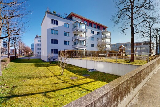 extérieur du bâtiment avec apartment complex view, vue sur le complexe d'appartements, day time, clôture, et from community