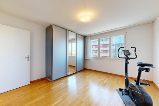 gym avec sol en finition bois, wood finish floor, cloison sèche, drywall, et inside property