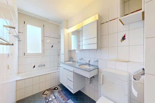 salle de bains avec toilette, miroir, salle de bain complète, douche-bain combinés, et mur en carrelage