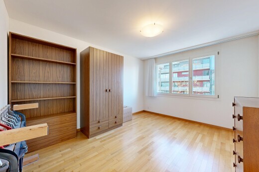 pièce vide avec wood finish floor, sol en finition bois, light floor, drywall, et cloison sèche