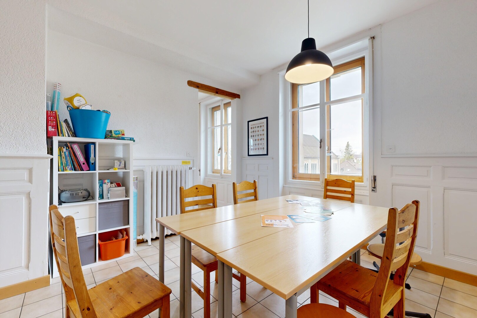 esszimmer mit inside property, kühler, natürliches licht, natural light, und light floor